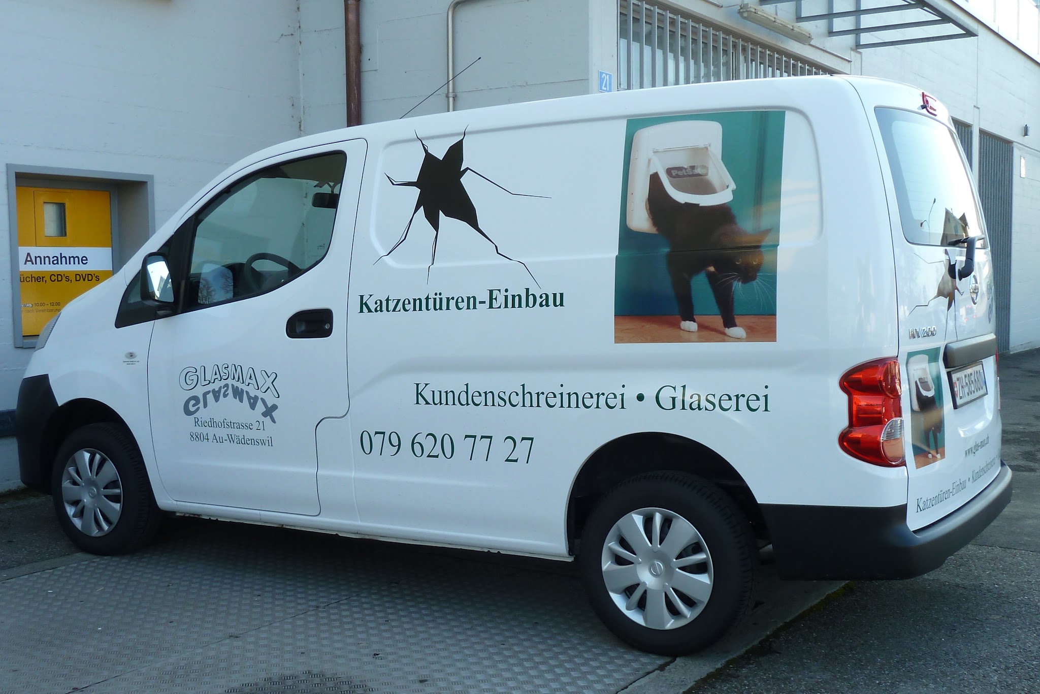 Glasmax Lieferwagen mit Beschriftung Katzentüren-Einbau, Kundenschreinerei und Glaserei