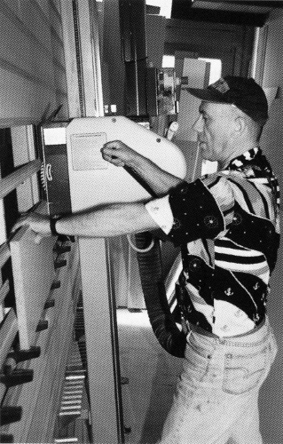 Max Rusterholz an der Maschine in seiner Werkstatt