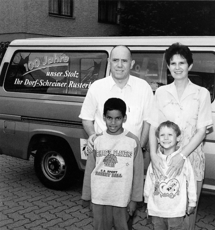 Max Rusterholz mit Familie vor dem Lieferwagen, 100 Jahre Dorf-Schreiner Rusterholz