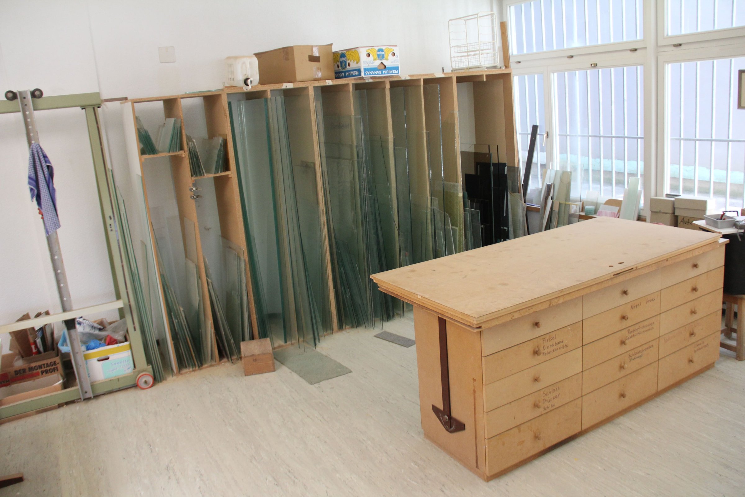 Glasmax Werkstatt mit Glasscheiben im Regal und Werkbank
