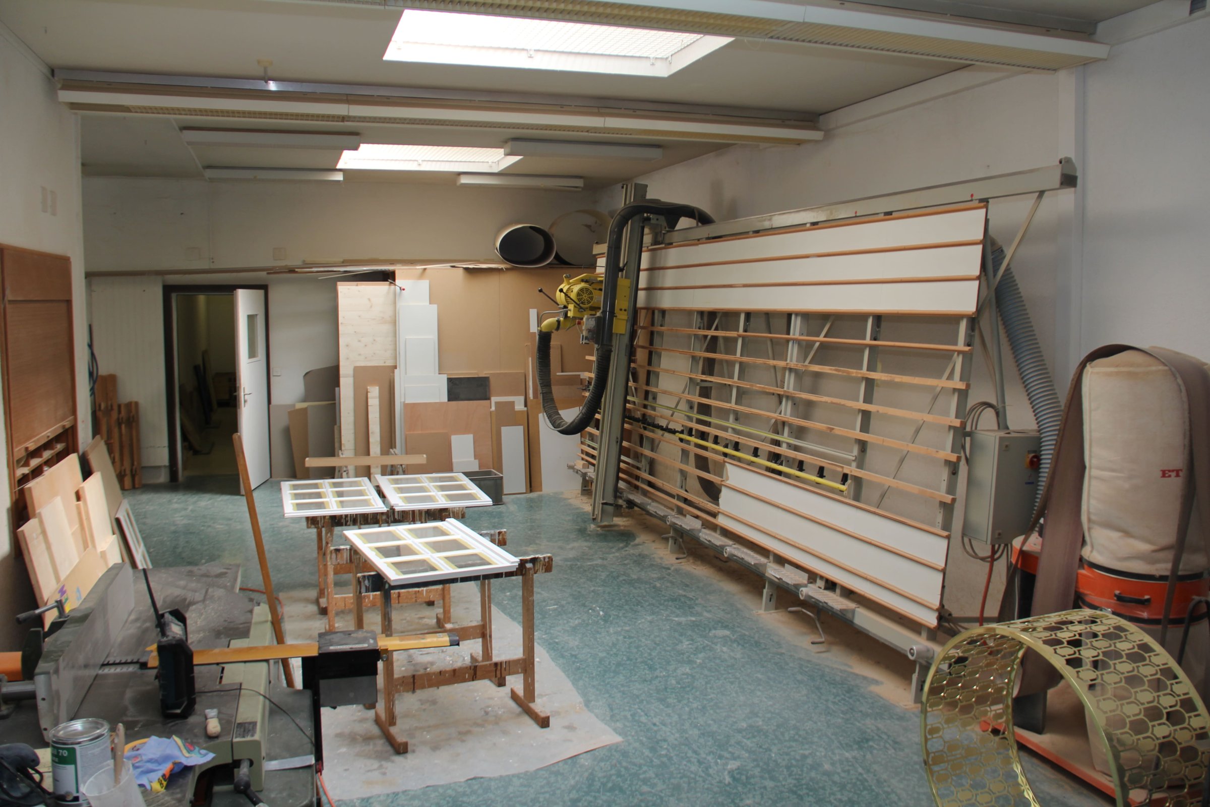 Schreinerwerkstatt von Glasmax mit Plattensäge und Fensterrahmen